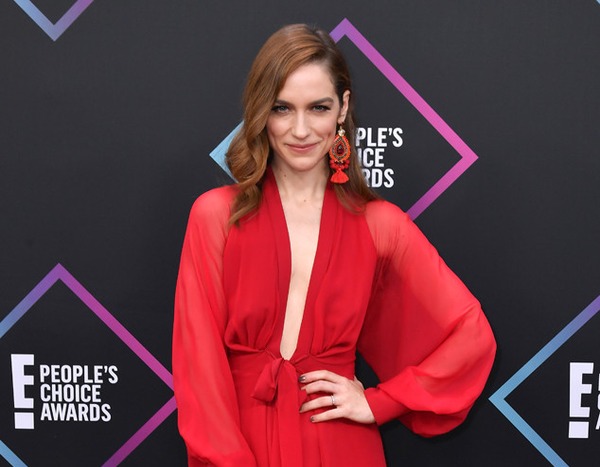 Melanie Scrofano from Alfombra Roja People's Choice Awards 2018 | E! News